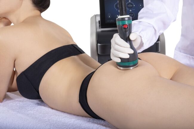 specialist-using-onda-device-on-female-patient